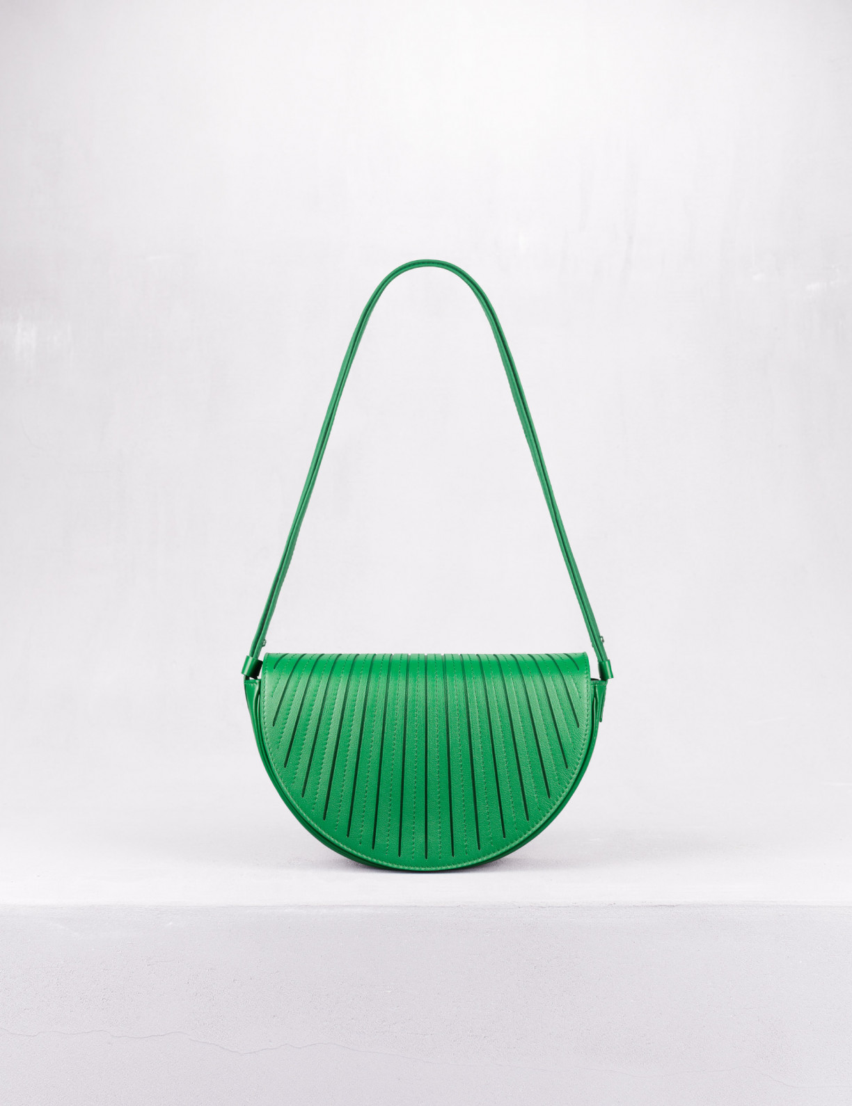 32.04 Cross body bag in pleated leather