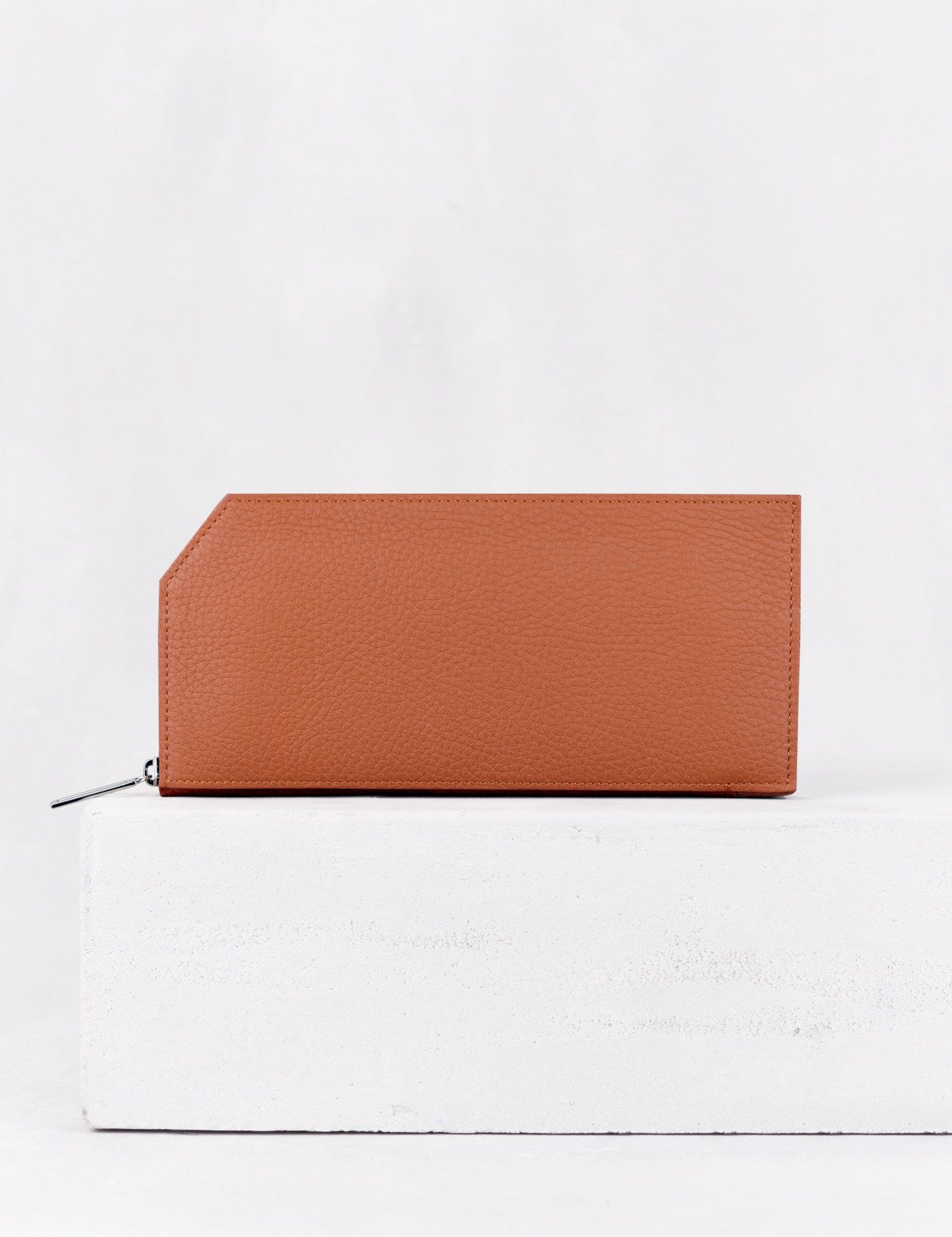 21.07 Zipped wallet in leather