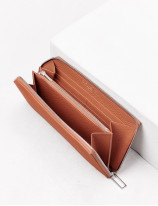 21.07 Zipped wallet in leather