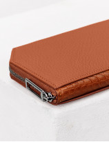 21.07 Zipped wallet in leather