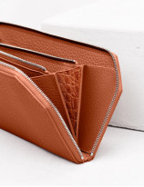 21.07 Zipped wallet in leather