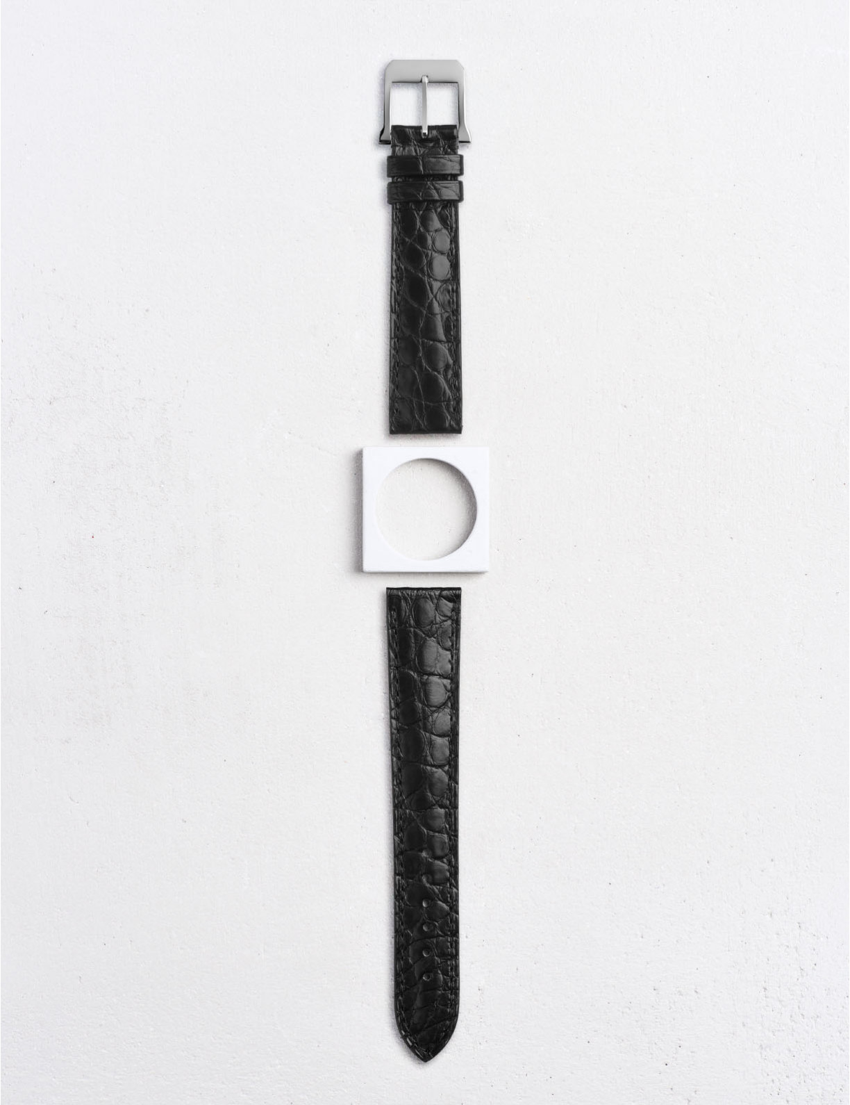 Leather watchstrap in matte alligator round scales