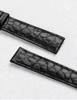 Leather watchstrap in matte alligator round scales
