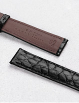Leather watchstrap in matte alligator round scales