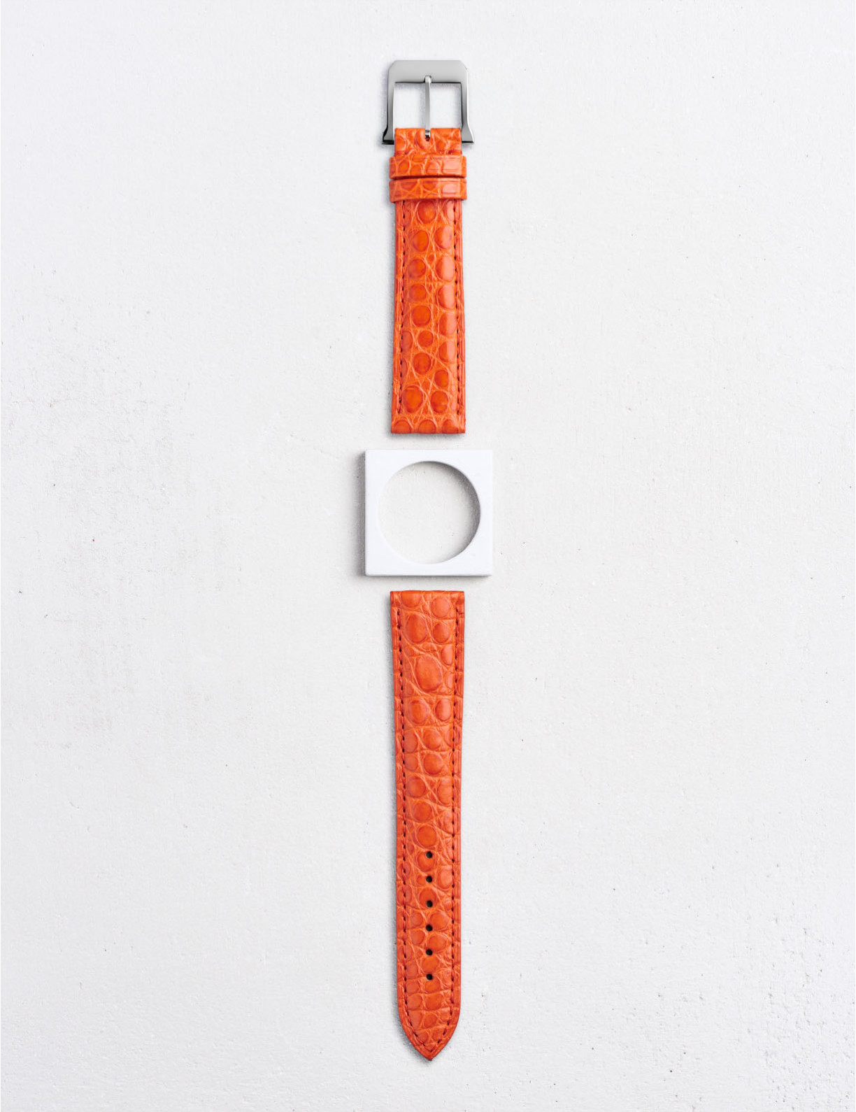 Leather watchstrap in matte alligator round scales