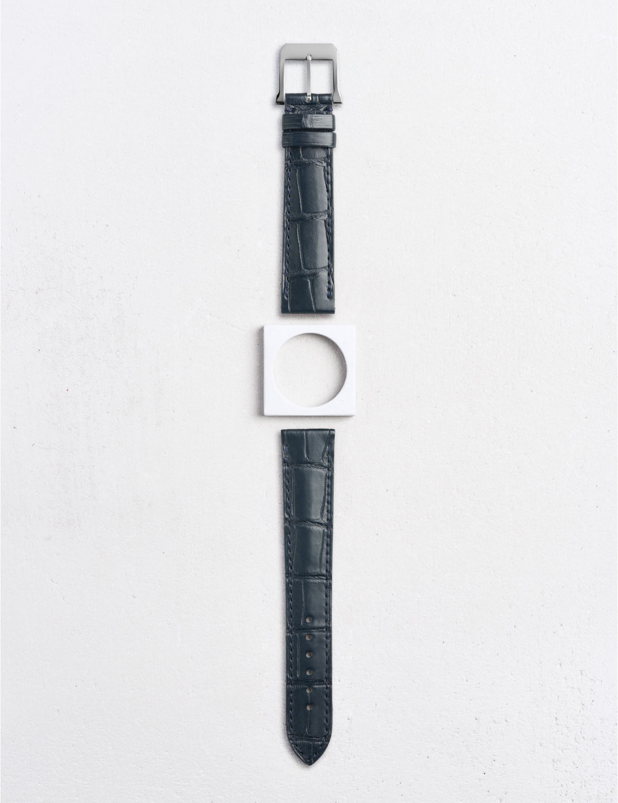 Leather watchstrap in matte alligator square scales