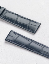 Leather watchstrap in matte alligator square scales
