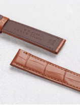 Leather watchstrap in matte alligator square scales