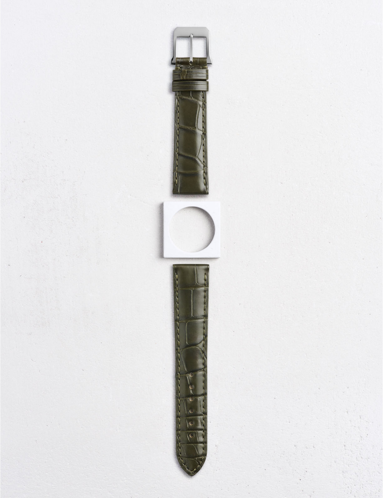 Leather watchstrap in matte alligator square scales