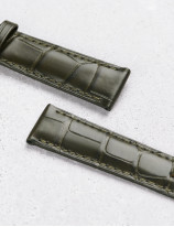Leather watchstrap in matte alligator square scales