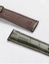 Leather watchstrap in matte alligator square scales