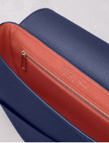 32.04 Cross body bag in leather