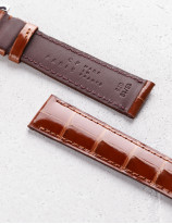 Leather watchstrap in shiny alligator square scales