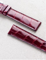 Leather watchstrap in shiny alligator square scales