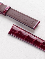 Leather watchstrap in shiny alligator square scales