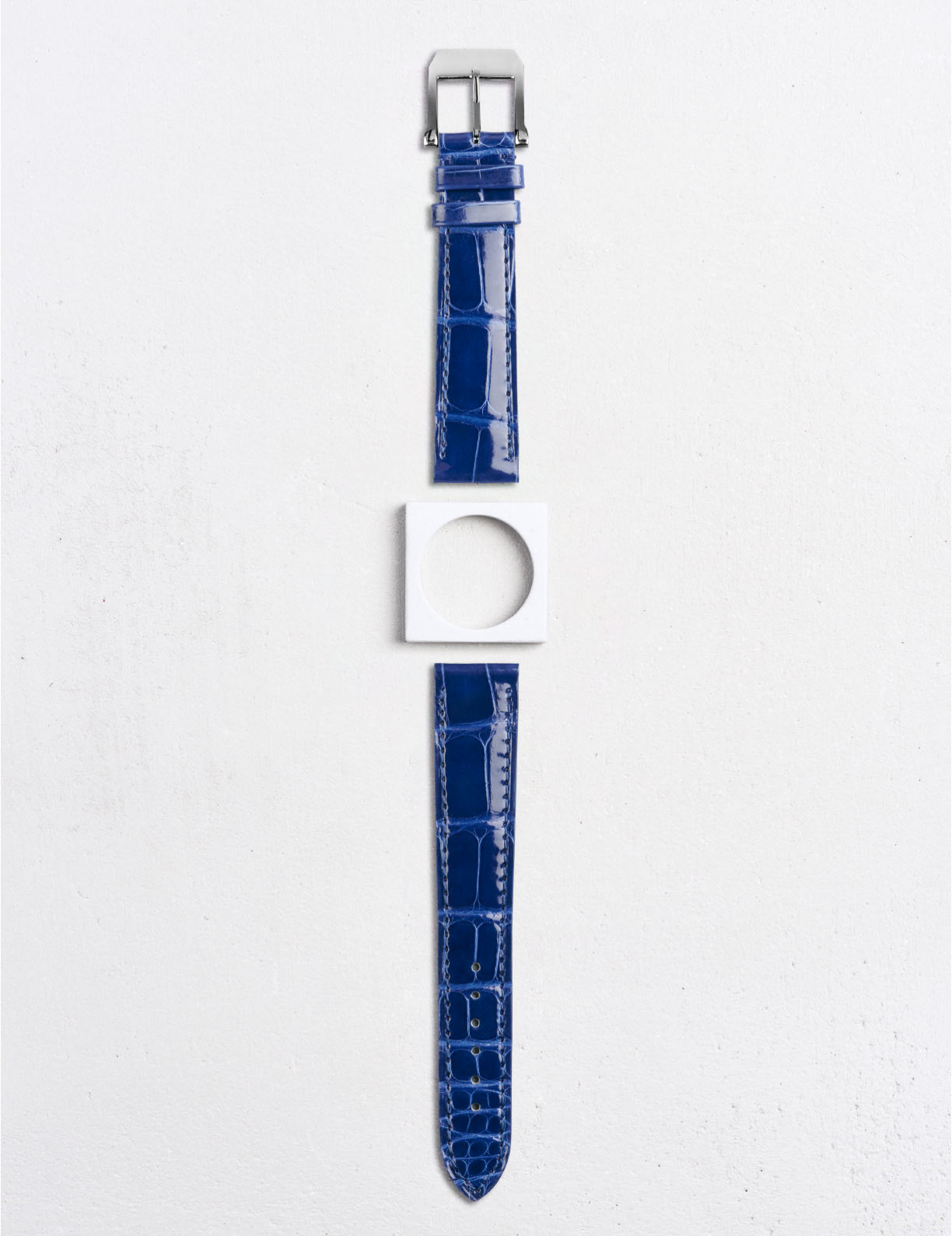 Leather watchstrap in shiny alligator square scales