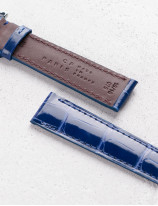 Leather watchstrap in shiny alligator square scales