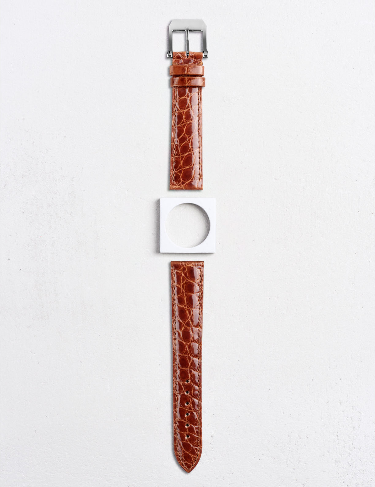 Leather watchstrap in shiny alligator round scales