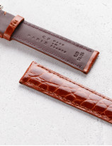 Leather watchstrap in shiny alligator round scales