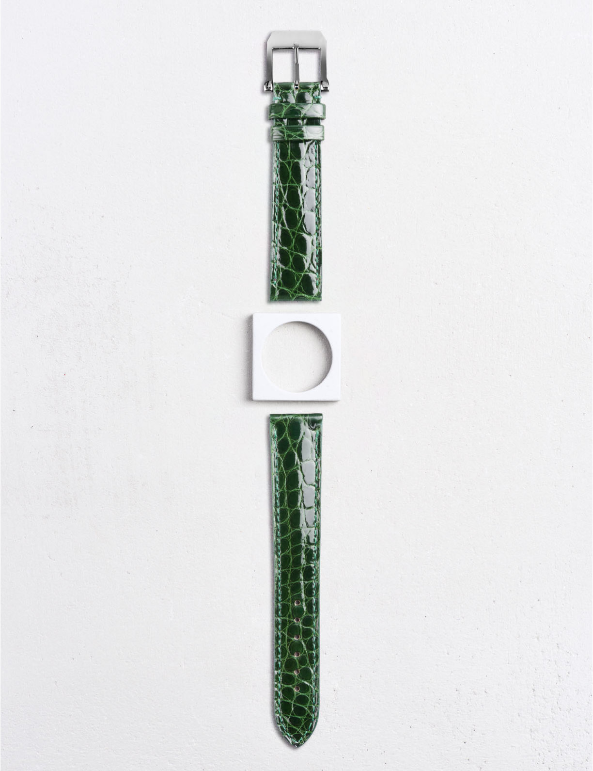 Leather watchstrap in shiny alligator round scales