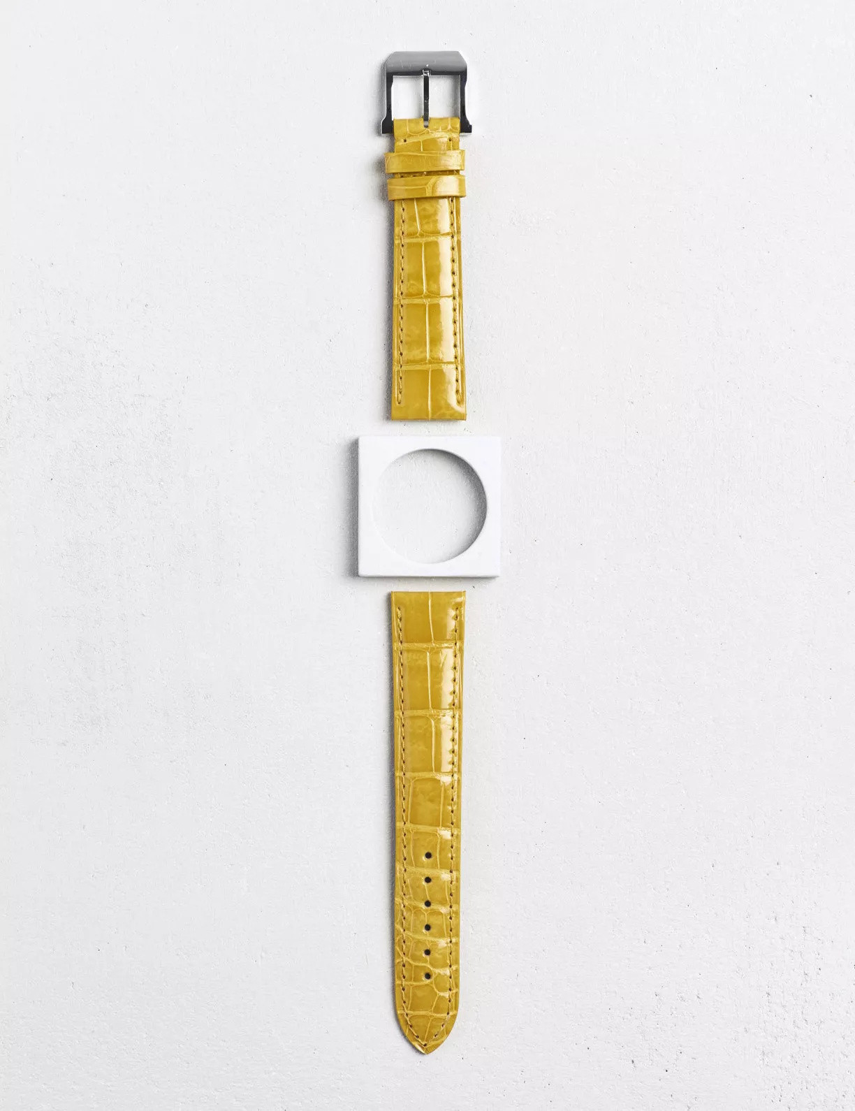Leather watchstrap in shiny alligator square scales