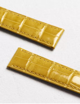 Leather watchstrap in shiny alligator square scales