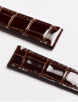 Leather watchstrap in shiny alligator square scales