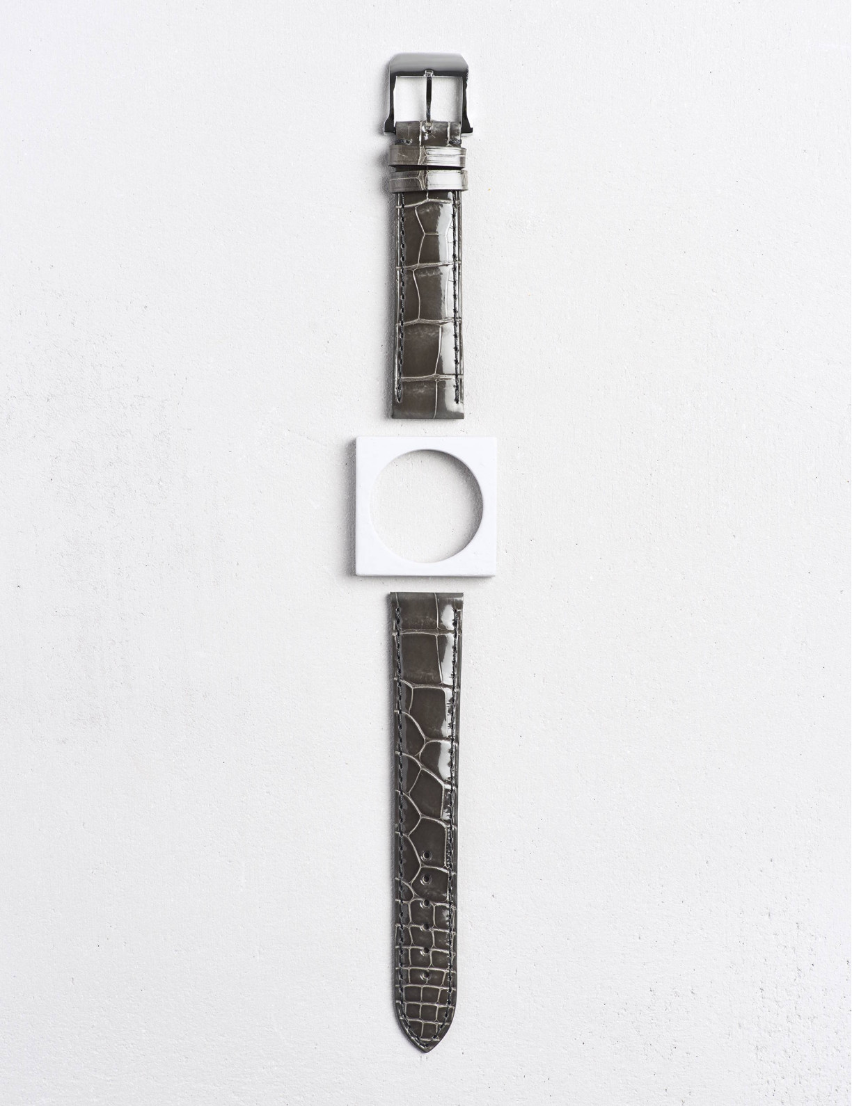 Leather watchstrap in shiny alligator square scales