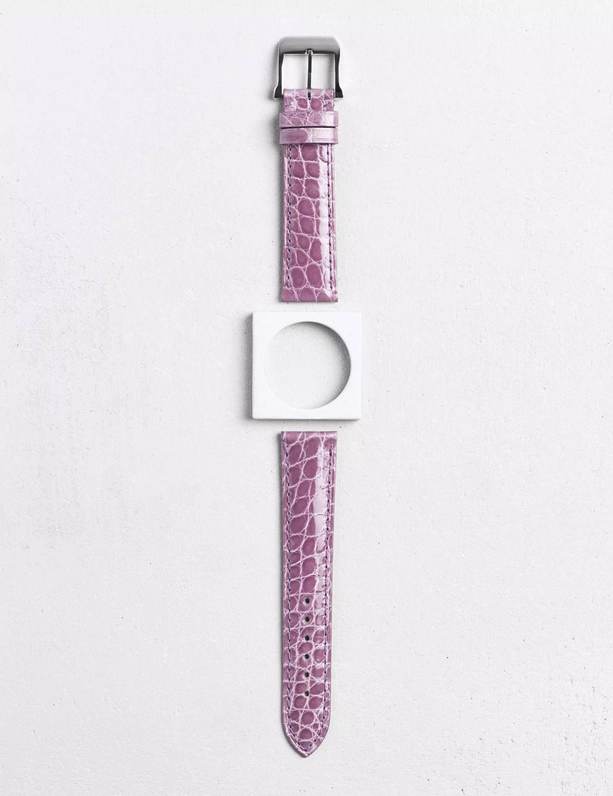 Leather watchstrap in shiny alligator round scales