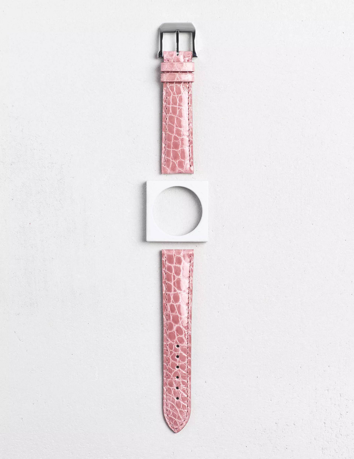 Leather watchstrap in shiny alligator round scales