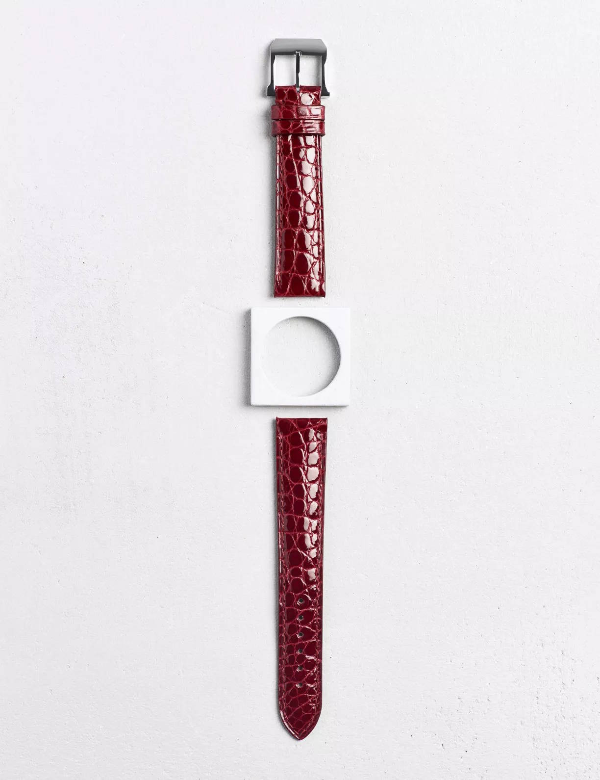 Leather watchstrap in shiny alligator round scales