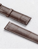 Leather watchstrap in matte alligator square scales