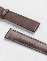 Leather watchstrap in matte alligator square scales