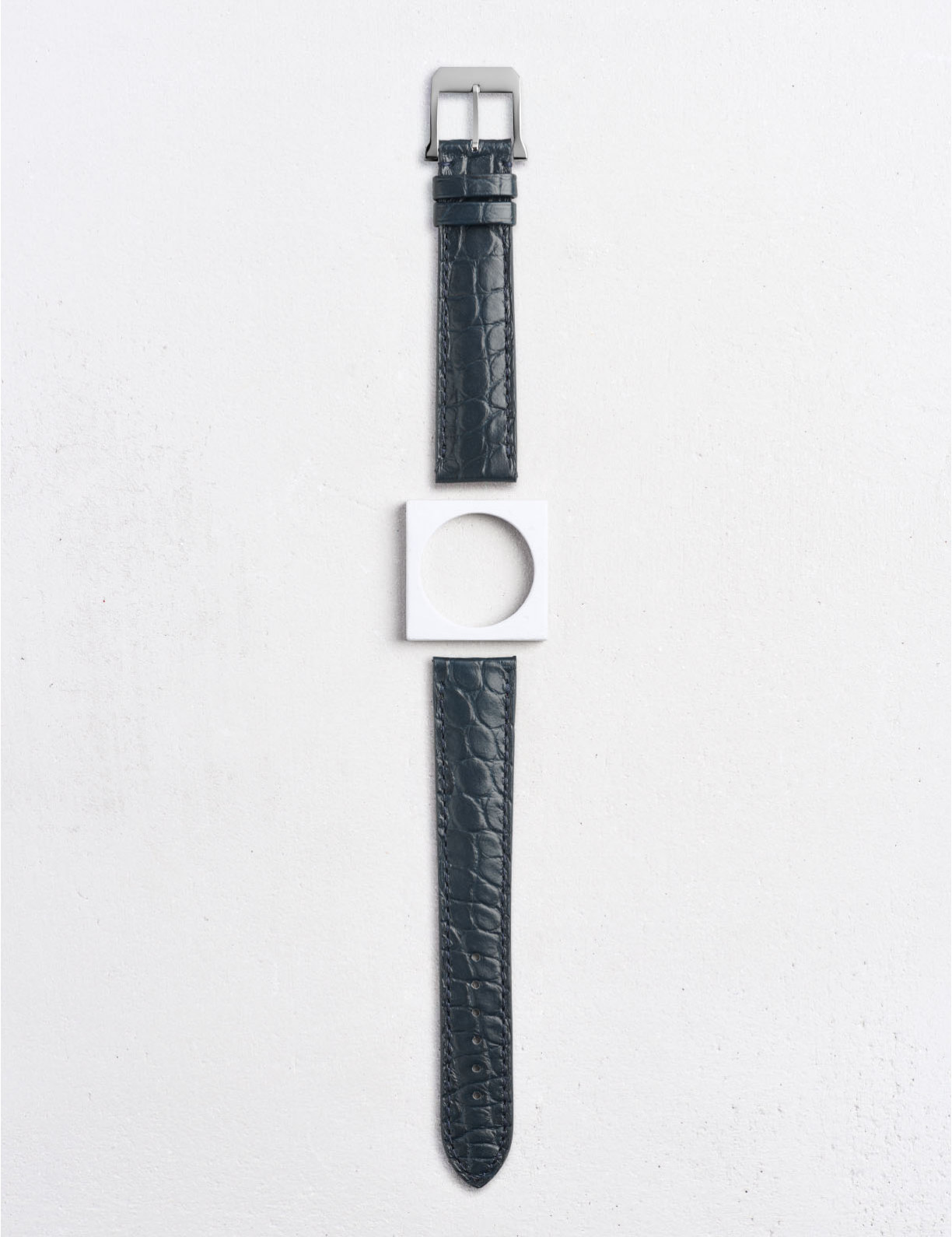 Leather watchstrap in matte alligator round scales