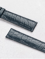 Leather watchstrap in matte alligator round scales