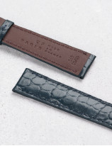 Leather watchstrap in matte alligator round scales
