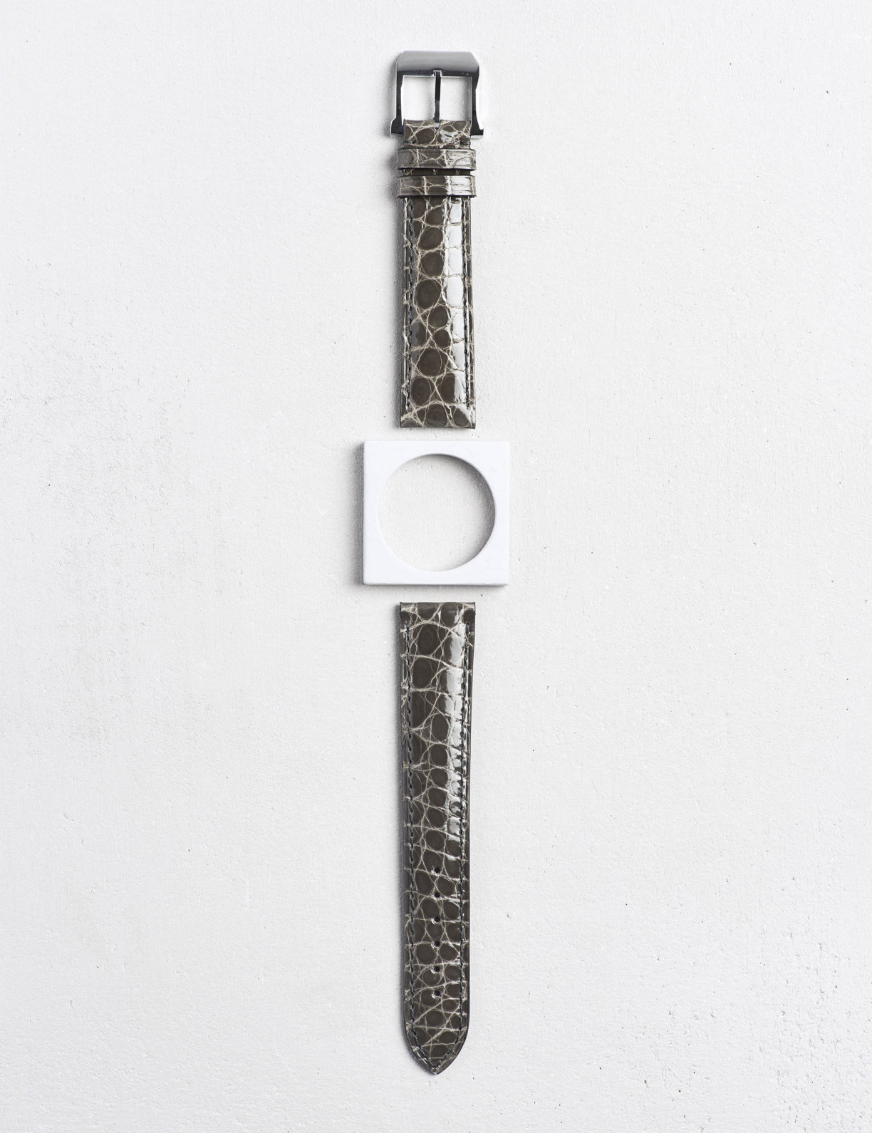 17.01 Bracelet montre en cuir d'alligator brillant
