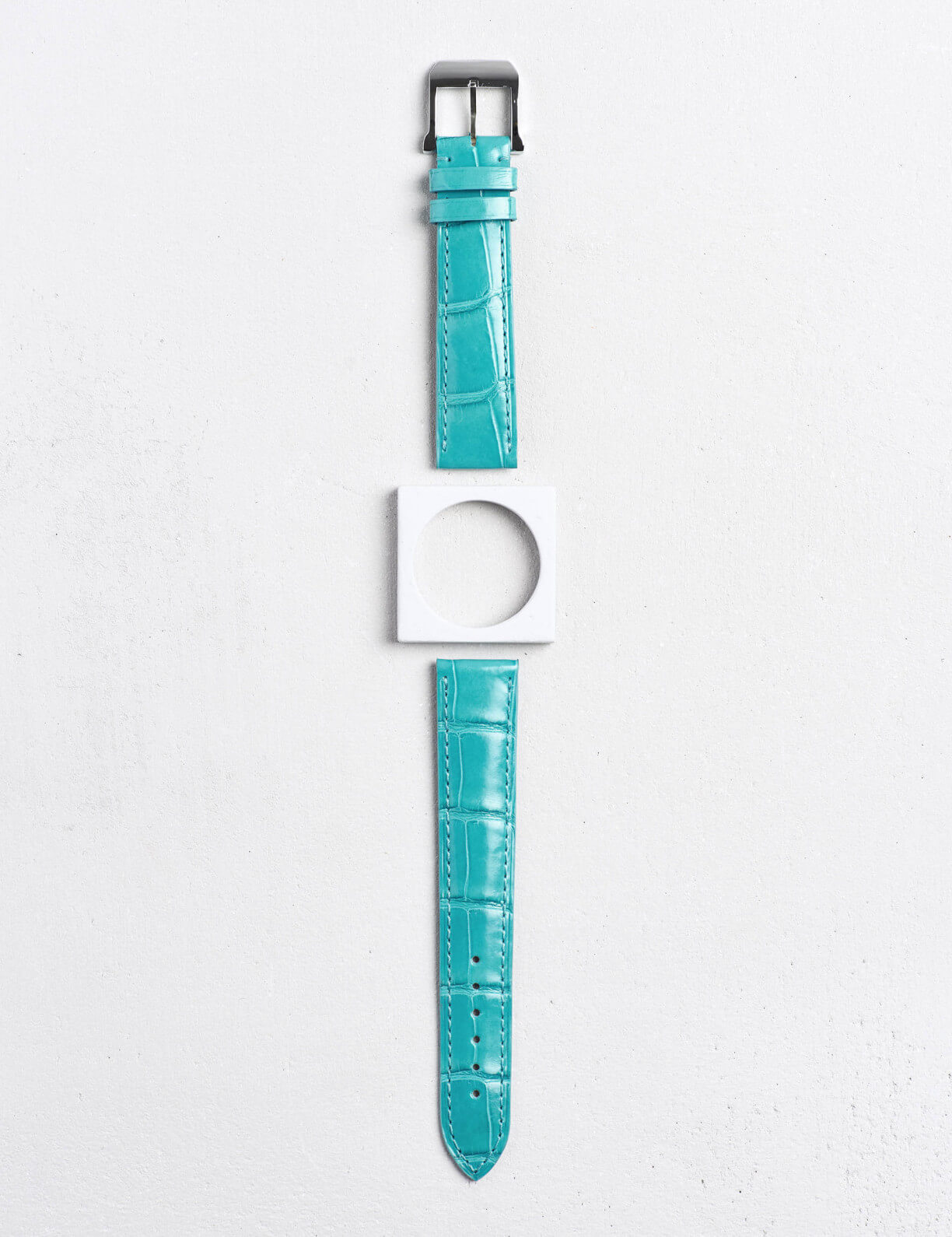 Leather watchstrap in shiny millennium alligator square scales