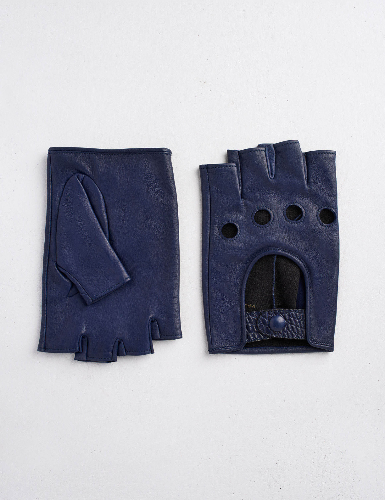 16.09 Fingerless driving gloves in lambskin with alligator details