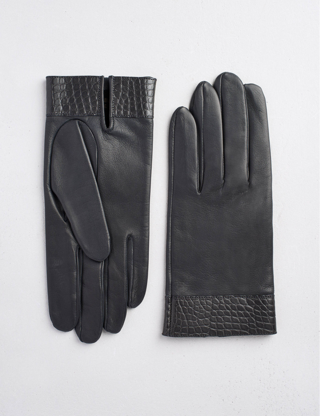 26.01 Gloves with applique in lambskin with alligator details